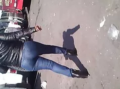 Madurita en jeans ajustados