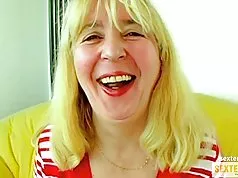 Oma (68) haarig und geil blaesst und fickt den Dick